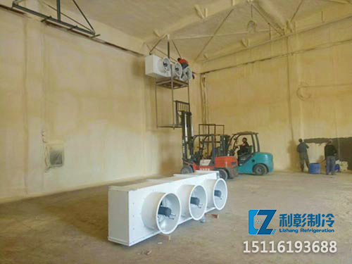 喷涂冷库施工现场